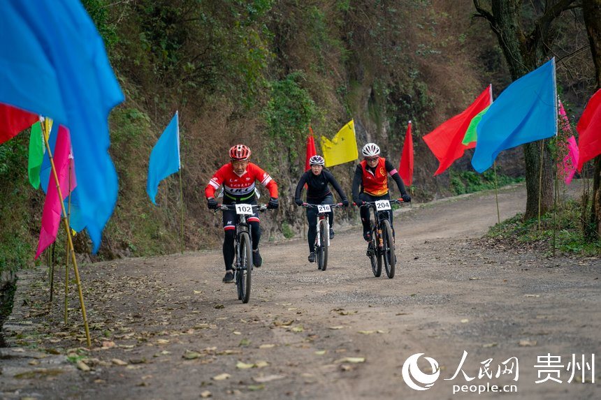 自行車“彎道王”爬坡賽現場。人民網 涂敏攝
