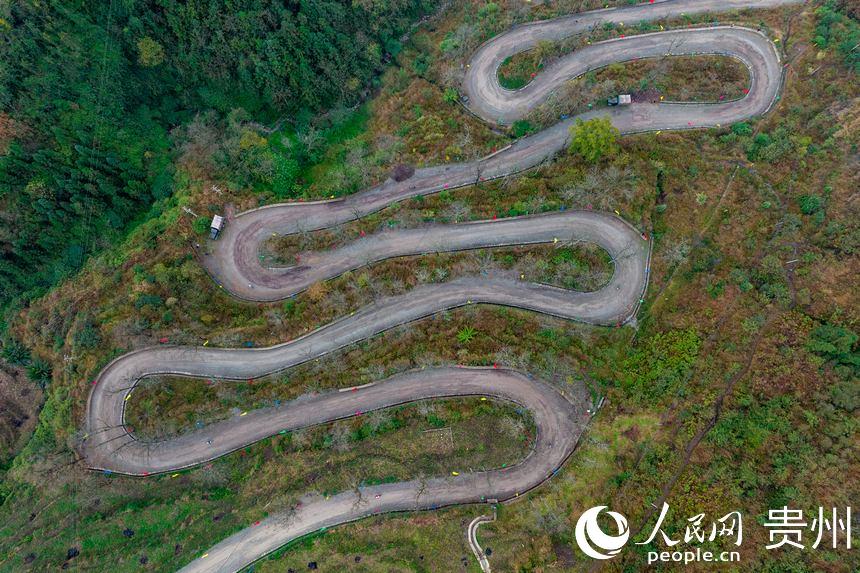 航拍自行車“彎道王”爬坡賽現場。人民網 涂敏攝