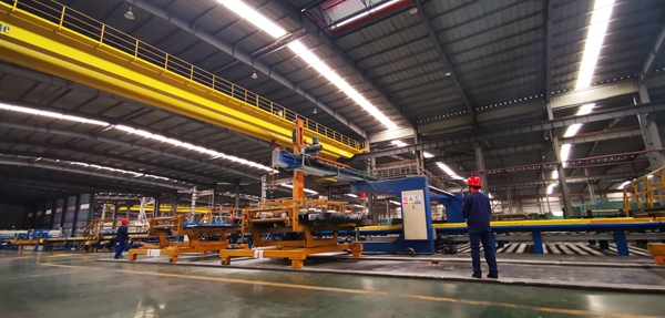 畢節明鈞玻璃股份有限公司生產車間 工人正在趕制訂單1