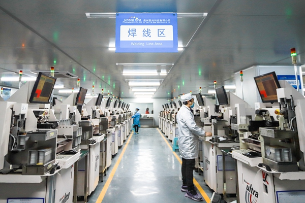 畢節市七星關區經濟開發區貴州聯尚科技有限公司生產車間。陳曦攝