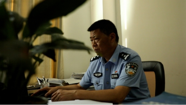 工作時的宋波。安龍縣公安局供圖