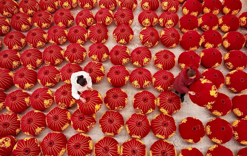 工人在晾曬制作好的燈籠（無人機照片）。