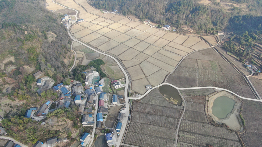 航拍下的壩區和村莊。吳啟萍攝