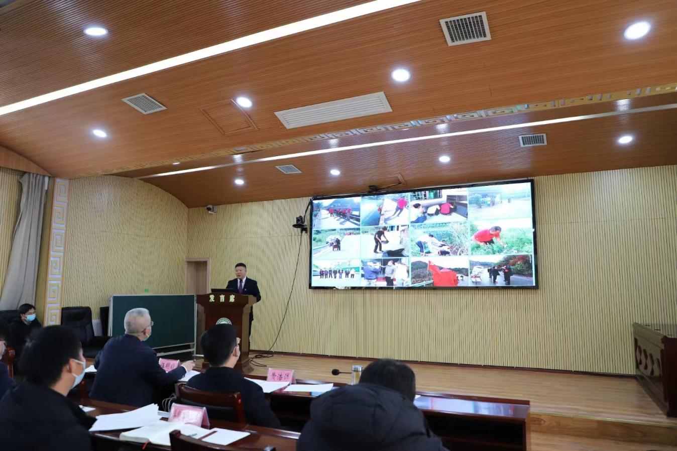 “兵支書”黃恒禮展示黃鶴營村鄉村振興中的特色做法。