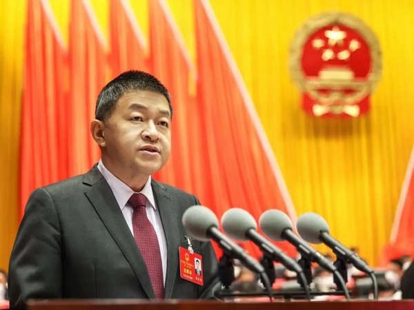 吳東來作政府工作報告。