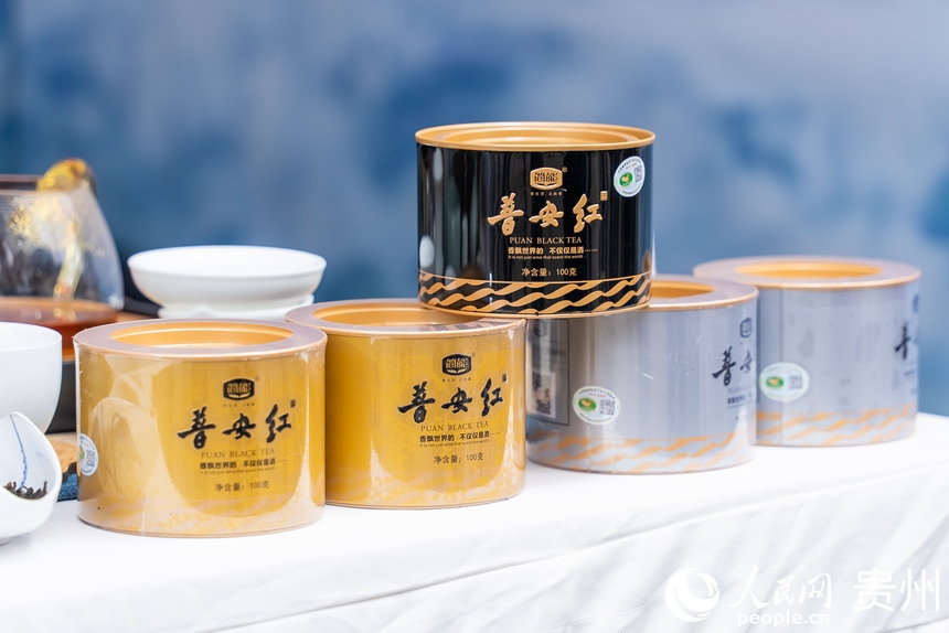 活動現場展出的普安紅茶。人民網 涂敏攝