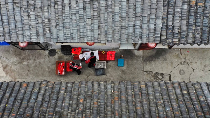 2023年1月2日，苗族群眾正忙包裝臘味年貨，供應市場。