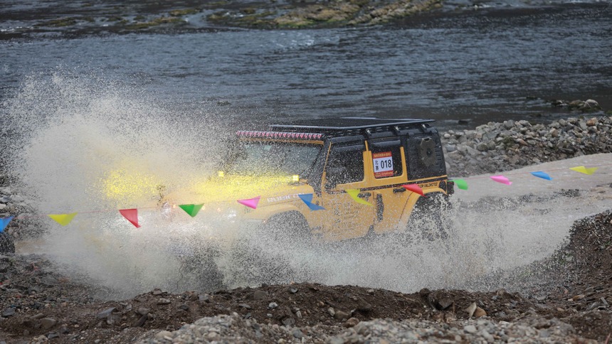 １月１日，越野車愛好者在貴州省黔東南州劍河縣開展越野車競技。