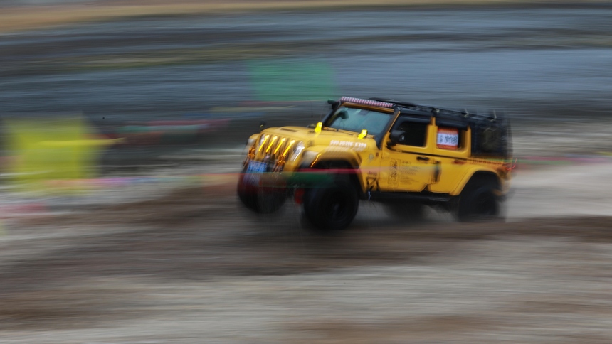 １月１日，越野車愛好者在貴州省黔東南州劍河縣開展越野車競技。
