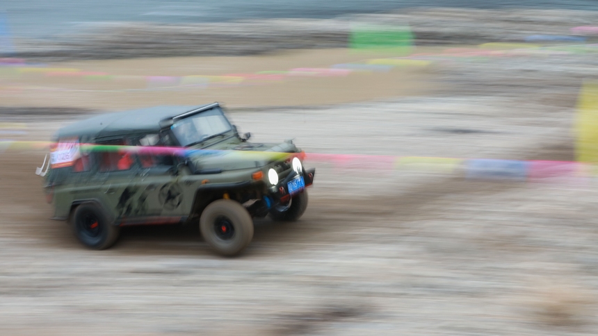 １月１日，越野車愛好者在貴州省黔東南州劍河縣開展越野車競技。