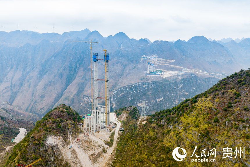 航拍六安高速花江峽谷大橋建設現場。人民網 涂敏攝