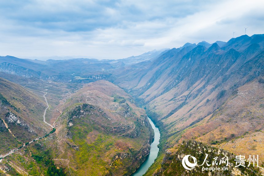 航拍花江大峽谷。人民網 涂敏攝