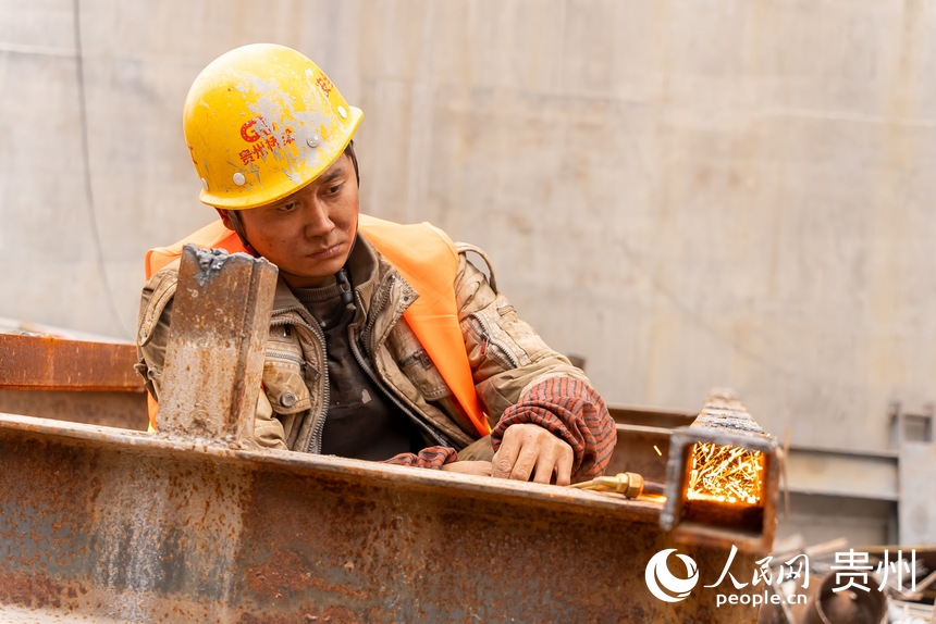 10 六安高速花江峽谷大橋施工現場，工人正在抓緊施工。人民網 涂敏 攝