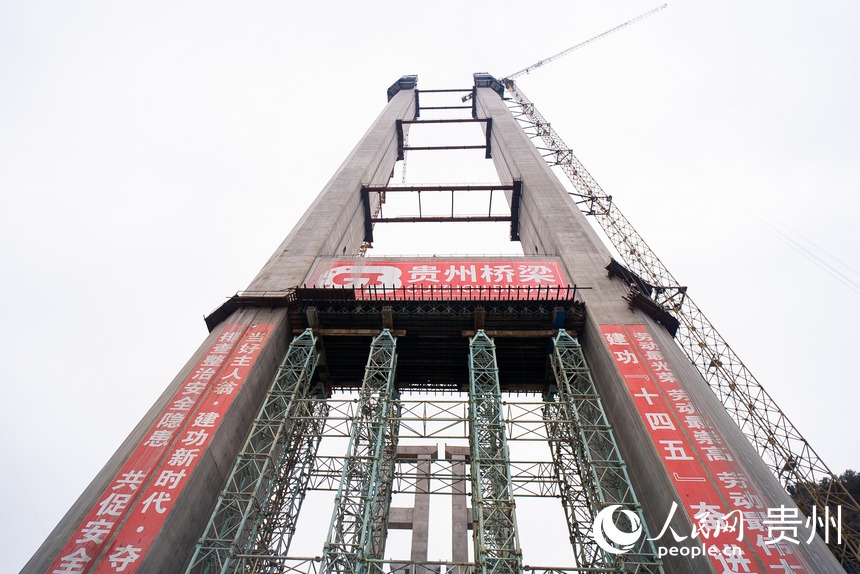 位于貞豐縣境內的花江峽谷大橋6號主橋墩。人民網 涂敏攝