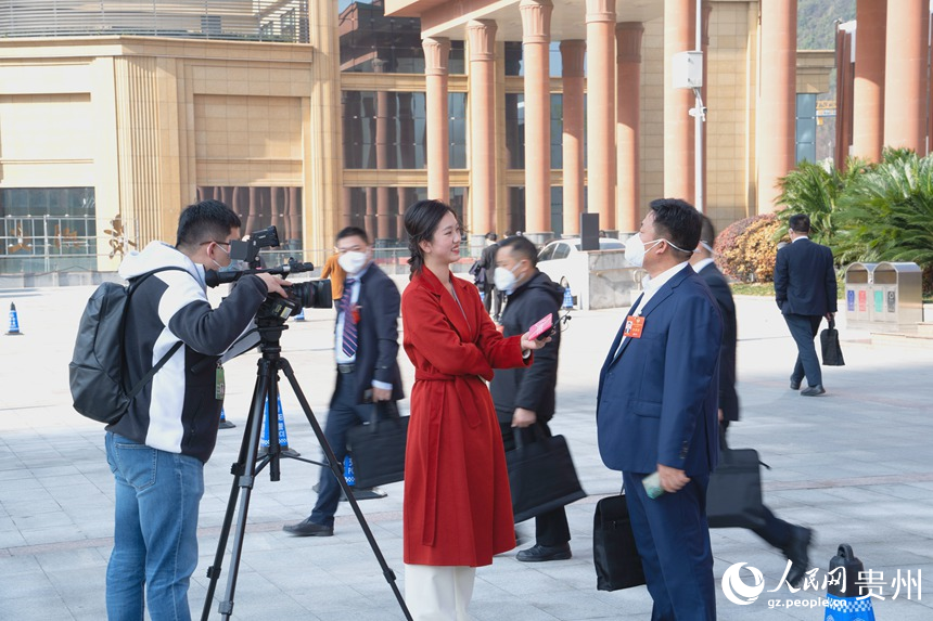 開幕會結束后委員在門口接受記者采訪。人民網 陽茜攝