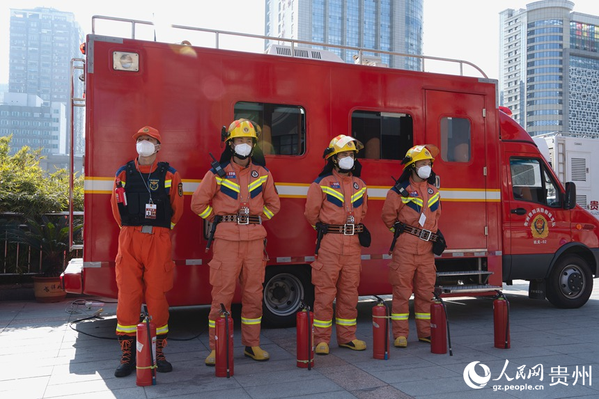 消防員在會場外保障工作。人民網 陽茜攝