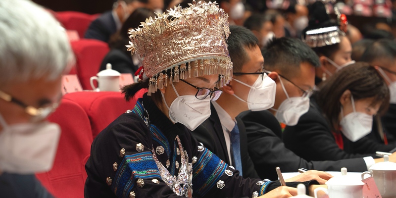 身著少數民族服飾的委員正在認真記錄。人民網 陽茜攝