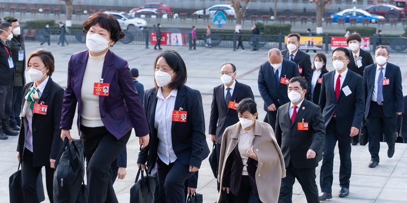 參會代表步入會場。人民網記者 涂敏攝