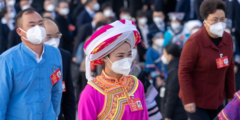 身著少數民族服裝的代表步入會場。 人民網記者 涂敏攝