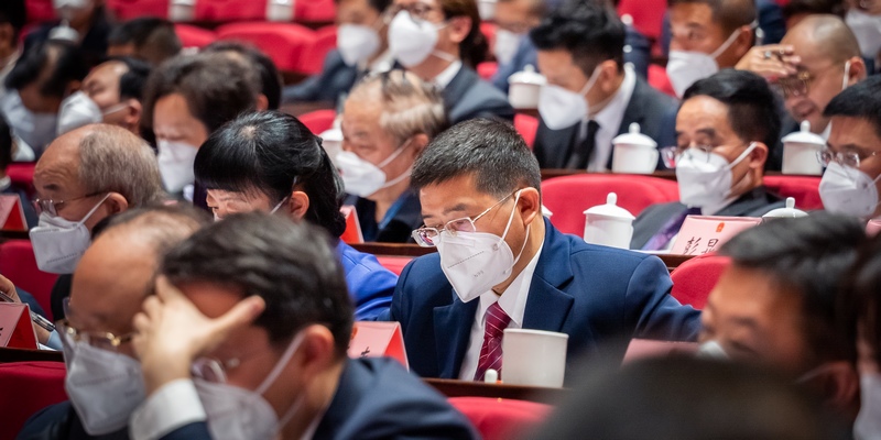 參會代表聽取政府工作報告。人民網記者 涂敏攝