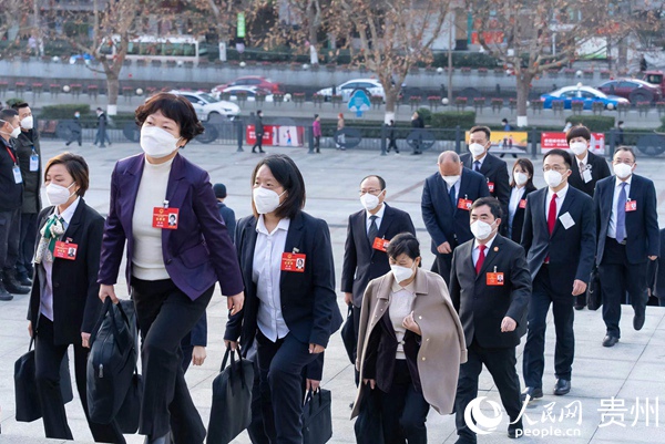 開幕式當天，來自各地、各行業的人大代表陸續走進會場。人民網 涂敏攝
