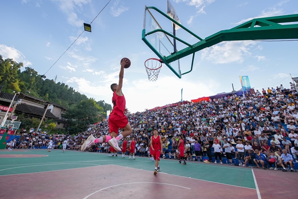 “村BA”現場人氣火爆。楊曉波 攝