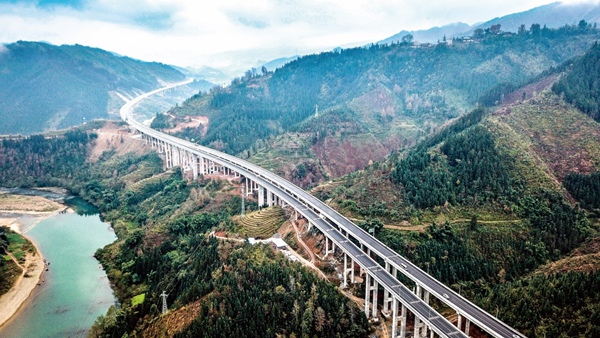 建行貴州省分行貸款支持的荔榕高速公路榕江段。