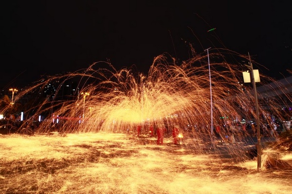 火紅的鐵水被打上天空十分震撼。蘇陽攝