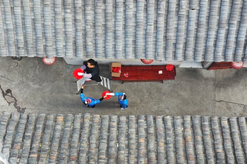 人們掛燈籠、打糍粑，歡歡喜喜迎新年。