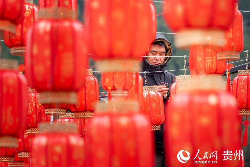 為迎接春節，翁井村村民正在掛紅燈籠。人民網 涂敏攝