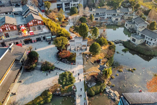 游人漫步青巖·尋坊。王曉攝影