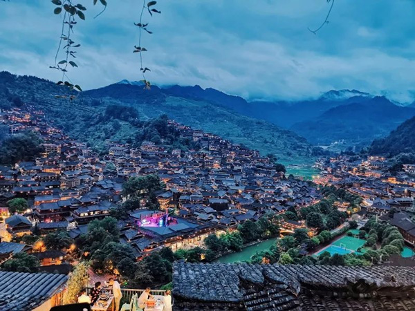 華燈初上的西江千戶苗寨。王曉攝影