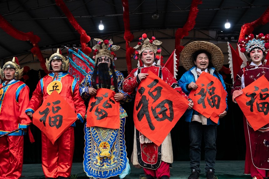 漢寨侗戲班演員送新春祝福。