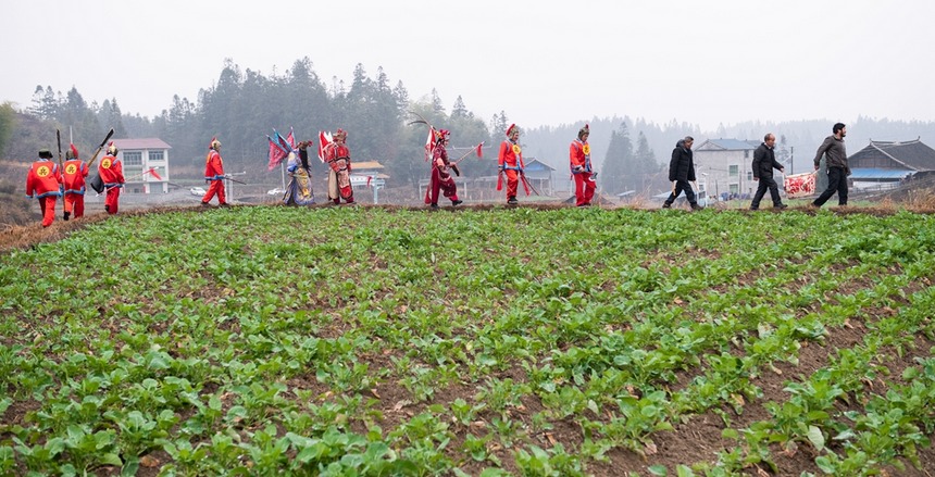 漢寨侗戲班演員巡游路上。