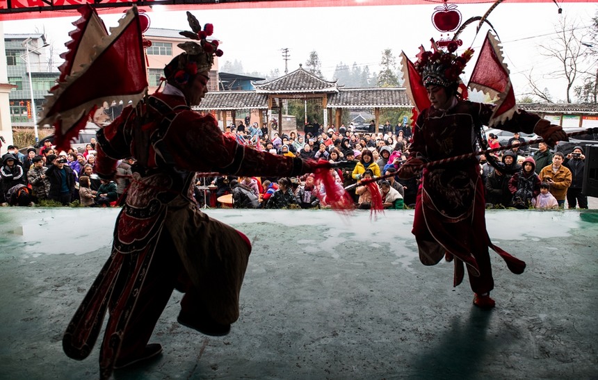 漢寨侗戲班演員在表演。