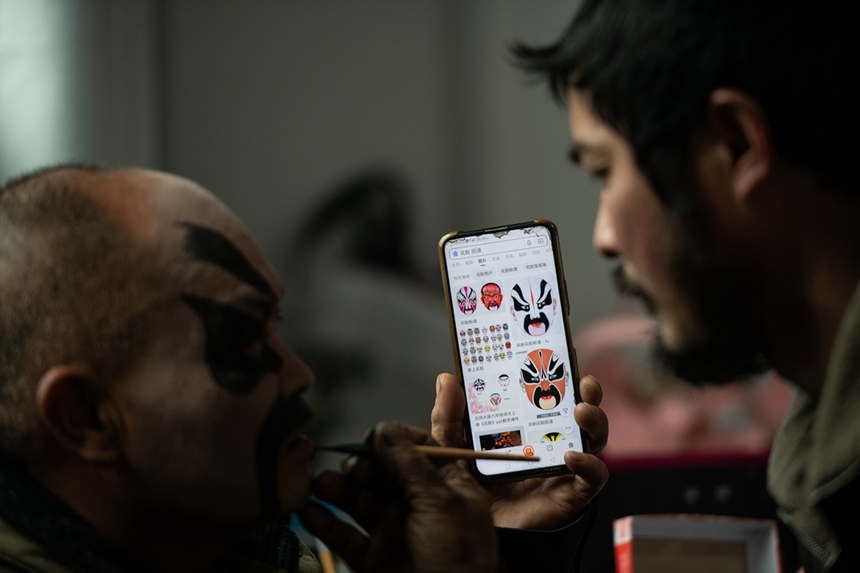 漢寨侗戲班演員在化妝。