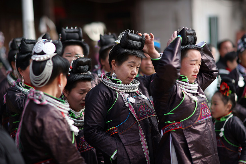 1月27日，身著節日盛裝的苗族村民參加慶新春活動。