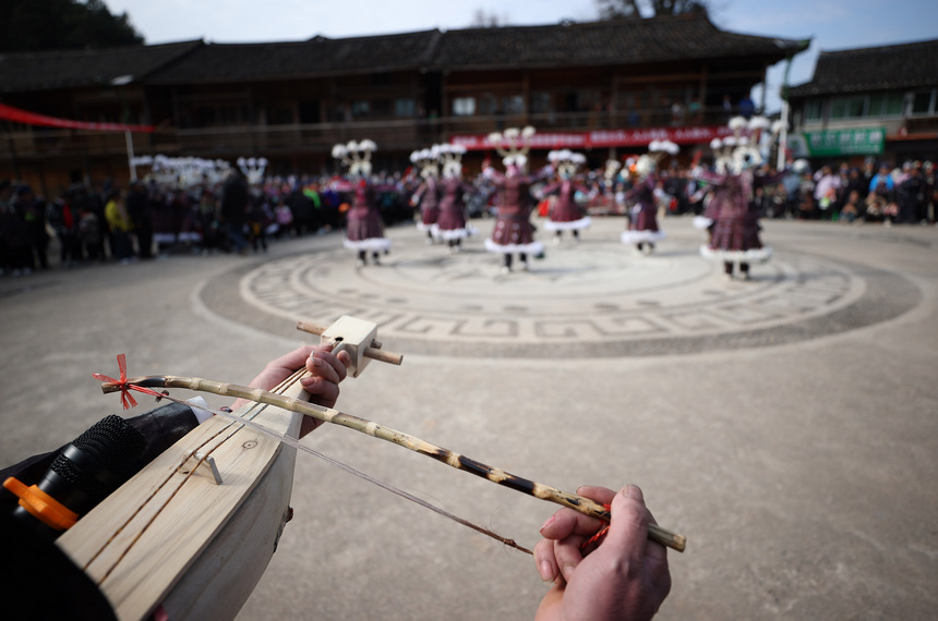 1月27日，盛裝打扮的苗族姑娘展示非遺舞蹈“古瓢舞”。