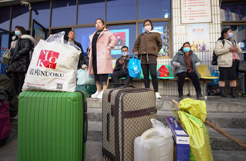 1月29日，返崗務工群眾在等待乘坐政府免費包車前往浙江省務工。