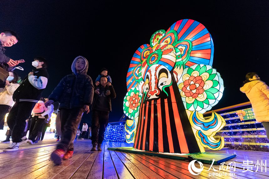 貴陽市白云區蓬萊仙界·蘑力小鎮首屆彩燈藝術節現場。人民網 涂敏攝