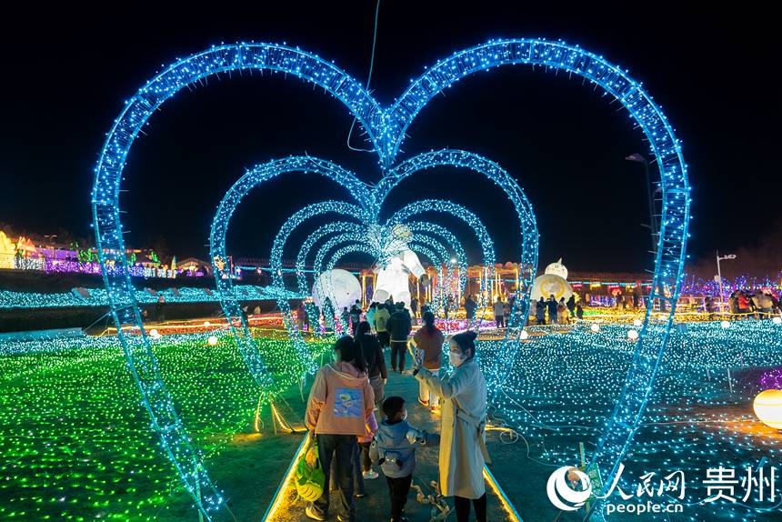貴陽市白云區蓬萊仙界·蘑力小鎮首屆彩燈藝術節現場。人民網 涂敏攝