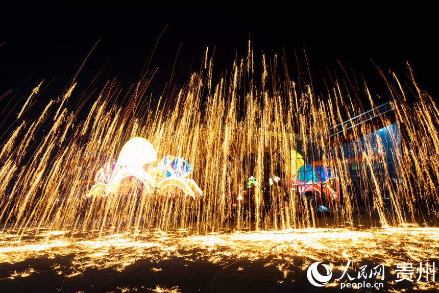 非物質文化遺產打鐵花表演。人民網 涂敏攝