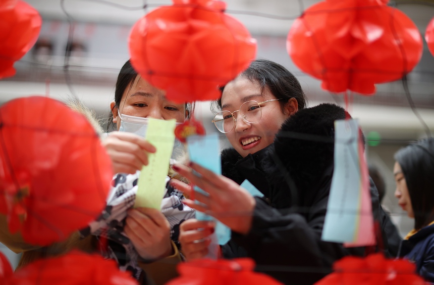 2月2日，群眾在猜燈謎。
