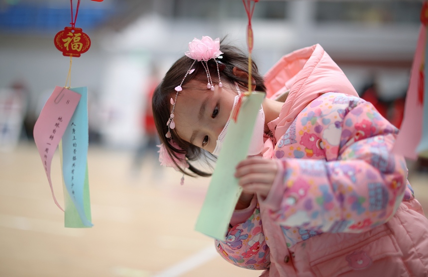 2月2日，小朋友在猜燈謎。