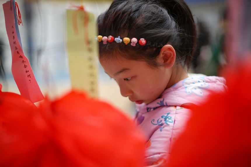 2月2日，小朋友在猜燈謎。