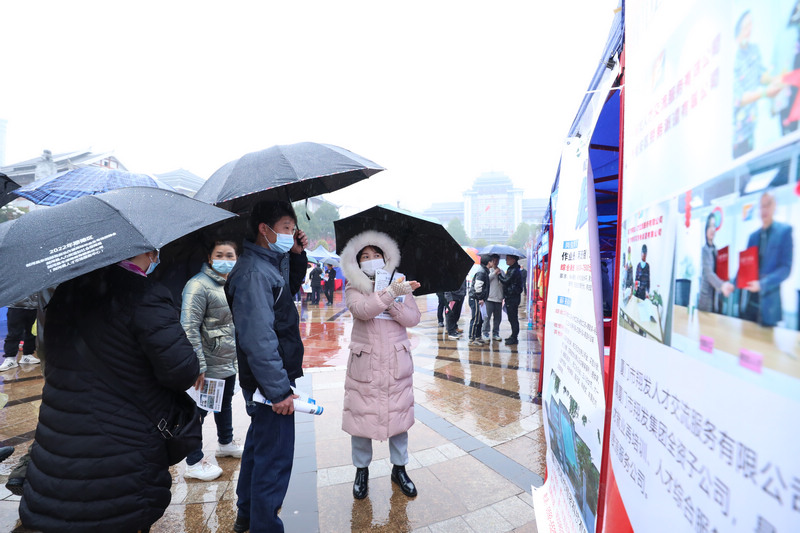 2月3日，招聘單位人員向求職者介紹崗位信息。