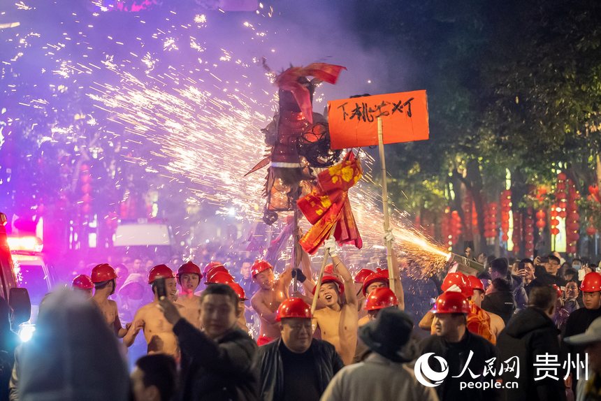 臺江縣的苗族“舞龍噓花”活動現場。人民網記者 涂敏攝