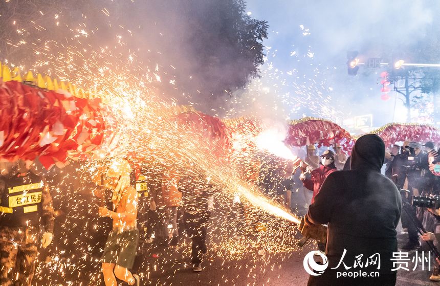 臺江縣的苗族“舞龍噓花”活動現場。人民網記者 涂敏攝