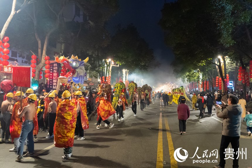 來自該縣各村寨的舞龍隊。人民網記者 涂敏攝
