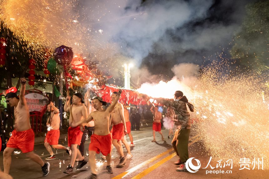 現場觀眾對著舞龍隊噓花。人民網記者 涂敏攝